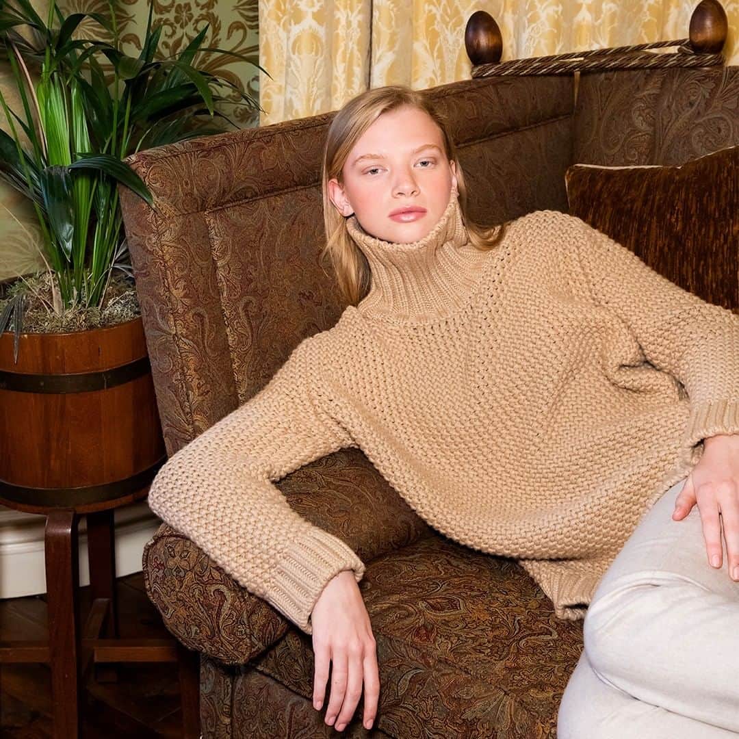 Johnstonsさんのインスタグラム写真 - (JohnstonsInstagram)「Our moss stitch baby camel cashmere jumper. . Voluminous chunky knits are a stylish way to wrap up for the colder weather, and our moss stitch cashmere jumper is a perfect example. This super-soft cashmere jumper boasts an exaggerated roll neck in a contrasting rib finish and a timeless baby camel hue.」11月15日 2時30分 - johnstonsofelgin