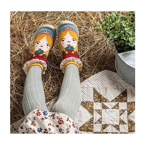 コレジアンのインスタグラム：「Little House on the Prairie – do you remember? Let’s go to Walnut Grove! 🐶🏡 . We all have fond memories of Little House On The Prairie TV series. Today Collégien invites you to Laura Ingalls’ world. Discover the prairie, her dog Bandit and her sister Mary! 👩‍🌾🌻 . With only 42 days left until Christmas, now is the time to start your gift shopping! Choose our eco-friendly, sustainable slipper-socks, socks, tights and accessories. There’s something to please everyone among family and friends! 🎄🎅 . 🇫🇷 Une petite balade, ça vous dit ? En route vers Walnut Grove ! 🏡🐶 . Vous vous souvenez de la petite maison dans la prairie et de son générique mythique, lorsque trois petites filles en haut d’une colline se mettent à descendre la pente en courant … Aujourd’hui c’est Collégien qui vous fait partager cette histoire mythique. 😍 . Partez à la découverte des prairies fleuries avec Marie Ingalls, son chien Bandit et toute la famille. 👩‍🌾🌻 . Noël approche à grands pas, plus que 42 jours, alors ne cherchez plus, vous avez sous les yeux, le cadeau éco-responsable Made in France qui plaira à toute la famille ! Des modèles pour tous les goûts et tous les styles ! 🎄🎅 . #collegien #collegien_officiel #madeinfrance #instamum #Тапочкиносочки #обувьдлямалышей #дети #инстамама #обувьдляпервыхшагов #newin #trendalert #товарыдлядетей #дляпервыхшагов #vintage #slippers #designerslippers #babbucce #hausschuhe #animalmotifs #autumn #familyslippers #comfortable #perfectslippers #greatquality #тапочки #fancy #designerslippers #littlehouseontheprairie #lapetitemaisondanslaprairie」