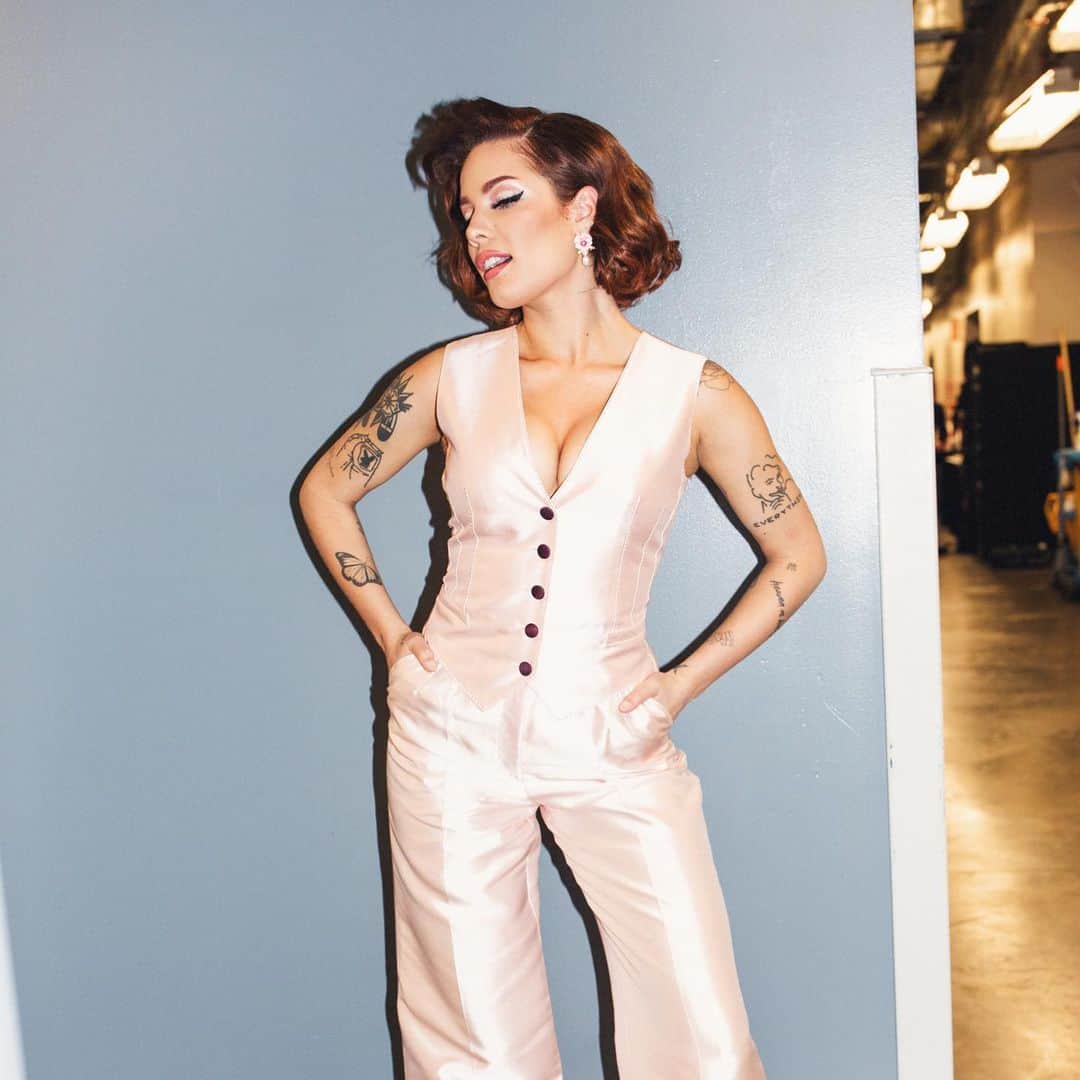 Halseyさんのインスタグラム写真 - (HalseyInstagram)「Thank you @dolcegabbana for the suit of my dreams 📷: @yasi styled by @zoecostello」11月15日 2時44分 - iamhalsey