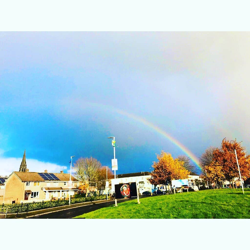 相内優香さんのインスタグラム写真 - (相内優香Instagram)「取材中、雨が降ったり止んだり・・・でしたが、その度に何度も何度も虹がかかる。 でも虹ってちょっと目を離すとすぐに消えちゃうんですよね。 寒い中、冷たい雨風に打たれながら束の間の救いだったのでした。  #虹 #二重の虹 #幸福の前兆らしい #北アイルランド #ロンドンデリー」11月15日 3時02分 - yuuka_aiuchi