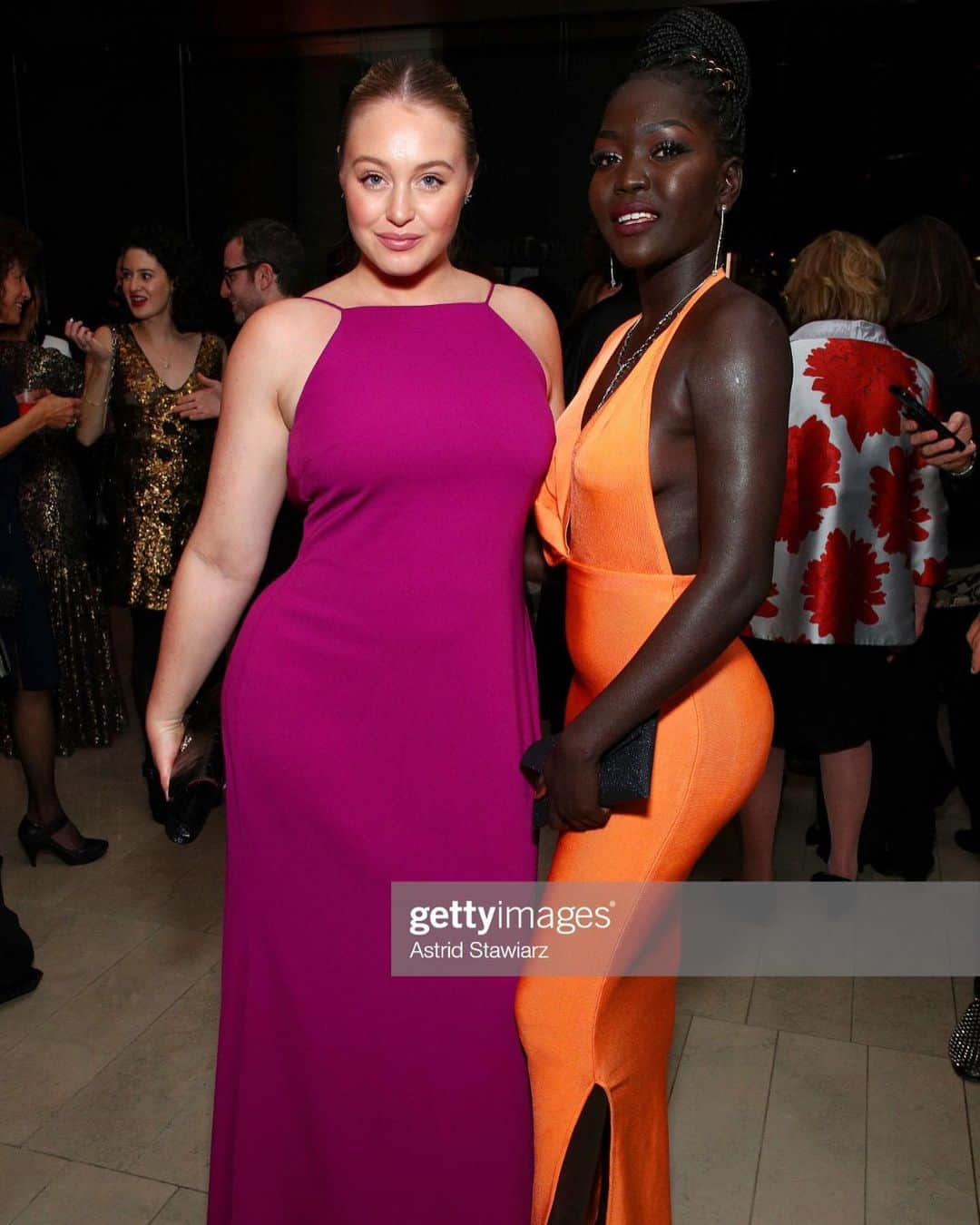 イスクラ・ローレンスさんのインスタグラム写真 - (イスクラ・ローレンスInstagram)「Swipe for the surprise🍔 . @glamourmag WOTY is such a special night celebrating phenomenal humans making a difference in the world.  Huge shoutout to my sister @yarashahidi so proud of your advocacy and encouraging us to care about our vote and empowering us all to be change makers.  To all the women @raicestexas thank you for reuniting families torn about at the border simply seeking safety and a better future for their families🙏  And to my dear friend @sambarry for being the leader #glamourmagazine challenging the beauty ideals of women and showing us we can be anything we put our minds to.  Then theirs my @aerie and @lorealmakeup families both sponsoring the events and always investing in uplifting women everywhere so grateful for you all❤️ And let’s not forget the glam deets: Dress @badgleymischka Shoes #jimmychoo Jewellery @evafehren  Hair + makeup by me😏. . 📸 @thestewartofny @gettyentertainment @gettyimages . .  #glamour #woty #redcarpet #glam #pink #redcarpetstyle #pregnancy」11月15日 3時08分 - iskra