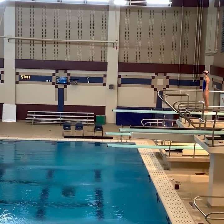 キャシディ・クックのインスタグラム：「coming soon to a pool near you 😼 #comebackszn」