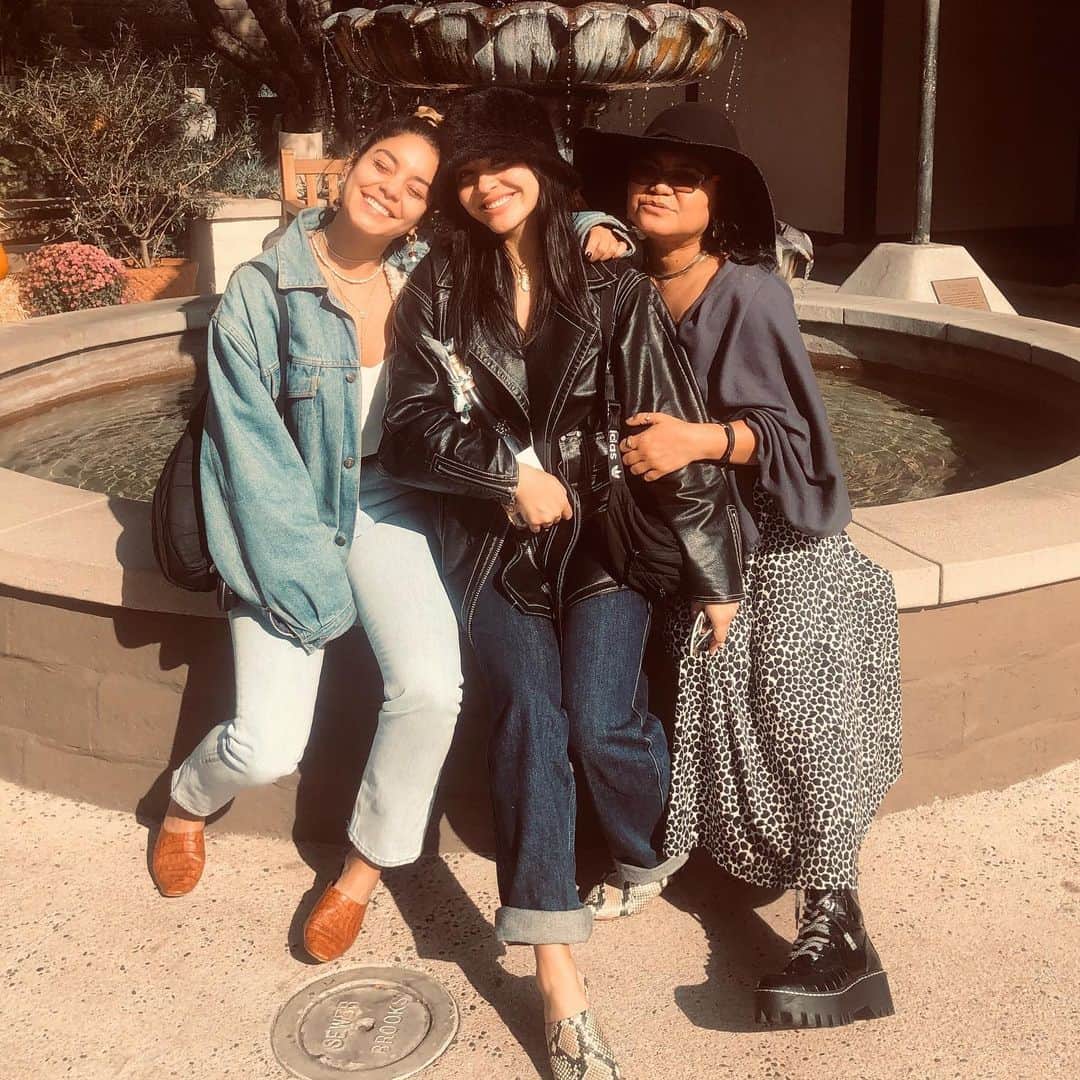 ステラ・ハジェンズのインスタグラム：「if you look closely, i’m holding onto a bottle of whispering angel for dear life... cheers to getting older, sexier & wiser 🥂」