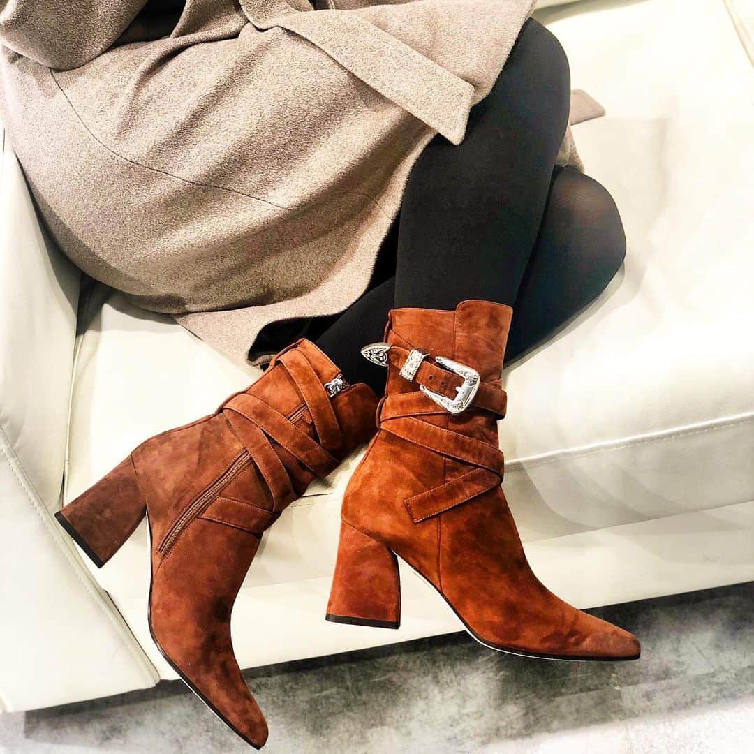 ジャンナメリアーニさんのインスタグラム写真 - (ジャンナメリアーニInstagram)「Just a reminder....the weekend is about to start! Put your favorite boots on 😍❤#shoes#cool#amazing#fashion#style#girls#shoeaddict#essential#love#tb#tbt#essential#shoe#girls#thursday#night#mood」11月15日 3時36分 - giannameliani