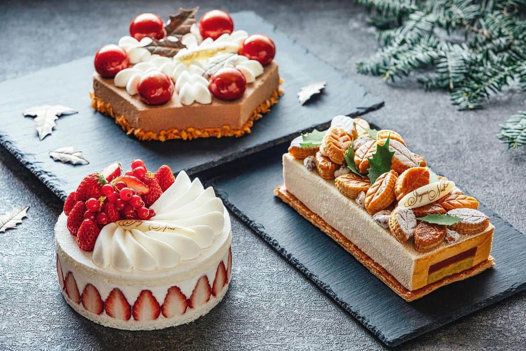 のインスタグラム：「【恋人・家族・仲間と過ごすクリスマスを彩る3種のケーキ、予約受付中】﻿ ﻿ Surprise your friends and loved ones for Christmas with delightful cakes from patisseries of Karuizawa Hotel Bleston Court﻿ ﻿ 早いものでクリスマスまであと約1ヶ月半ですね。軽井沢ホテルブレストンコートでは恋人・家族・仲間など大切な人と過ごすクリスマスに向けて、3種類のクリスマスケーキを販売しています。﻿ ﻿ ❶恋人と過ごすクリスマスイブに【フォレ・ド・ノエル】﻿ チョコレートムースとサワーチェリーをベースにしたクリスマスケーキです。雪降る森のクリスマスをイメージし、チョコレートで柊の葉を、赤いサワーチェリーのソースでオーナメントボールを、白いクリームで雪の結晶をデザインしました。チョコレートムースにはキルシュを効かせ、恋人と過ごすクリスマスイブに似合う、大人向けの味に仕上げています。﻿ ﻿ ❷家族でサンタを待ちながら過ごすクリスマスに【タタン・ド・ノエル】﻿ キャラメルの香ばしい甘さが印象的な、アップルパイ仕立てのクリスマスケーキです。市場にはあまり出回っていない、赤い果肉が特徴のリンゴを使っています。キャラメルの甘さ、アップルパイの親しみやすさ、そして見た目の可愛らしさも加わり、子供から大人まで幅広い世代に好まれます。﻿ ﻿ ❸気のおけない仲間と過ごすクリスマスに【フレジエ・ド・ノエル】﻿ 真っ赤な苺がいっぱいに詰まった、クリスマス定番のショートケーキです。スポンジ生地は、黄身まで白い「ホワイトたまご」を使い、真っ白に焼き上げました。赤と白のコントラストが美しい華やかなケーキは、気のおけない仲間と過ごすクリスマスのパーティシーンにも映えます。﻿ ﻿ 一緒に過ごす大切な人をイメージした3種類のケーキ、どれがお好みでしょうか？﻿ ﻿ #HoshinoResorts #星野リゾート #HotelBlestonCourt #ホテルブレストンコート #Nagano #Karuizawa #長野県 #軽井沢 #軽井沢旅行 #KaruizawaTrip #JapaneseHotels #travelJapan #ig_Japan #MyTinyAtlas #JapanTravel #クリスマス #クリスマスケーキ #ケーキ #christmas #christmascake ﻿」