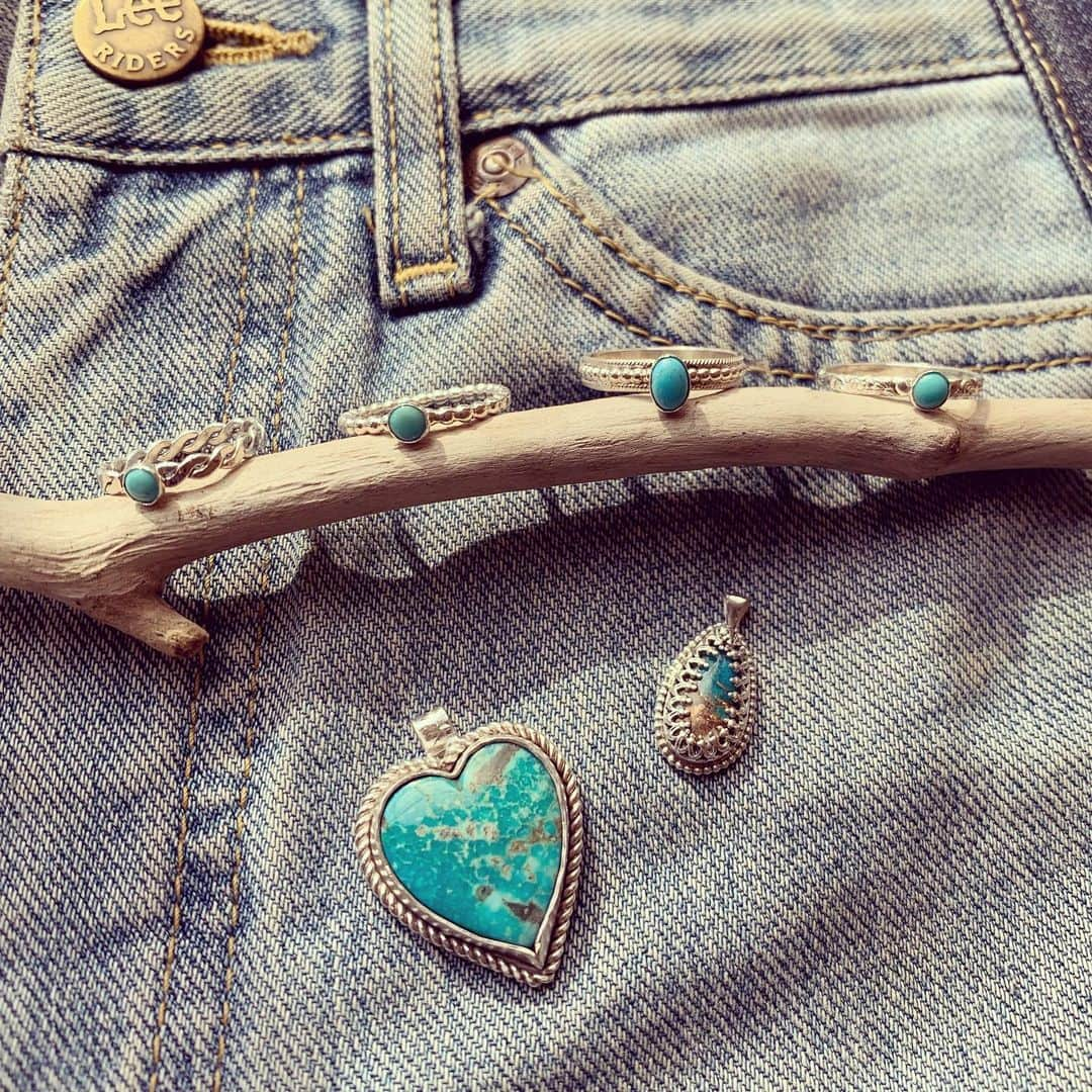 the_thebonz20さんのインスタグラム写真 - (the_thebonz20Instagram)「turquoise accessories.  重ね付けにしても可愛い細めのデザインリングにメキシコ産の本トルコ付けました。 ハートの存在感バッチリのアリゾナ産のキングマンターコイズをペンダントにしました🇺🇸 いよいよ今週末の @mybeachjp 遊びに来てくださいね💙  #コンチョリング#コンチョ#ナバホ族#インディアンジュエリー#ナバホ#ナバホジュエリー#彫金#ハンドメイド#ツイストリング#ボールリング#シルバーアクセサリー#シルバーリング#silver950#ターコイズリング#ハートターコイズ」11月15日 13時15分 - thebonz20