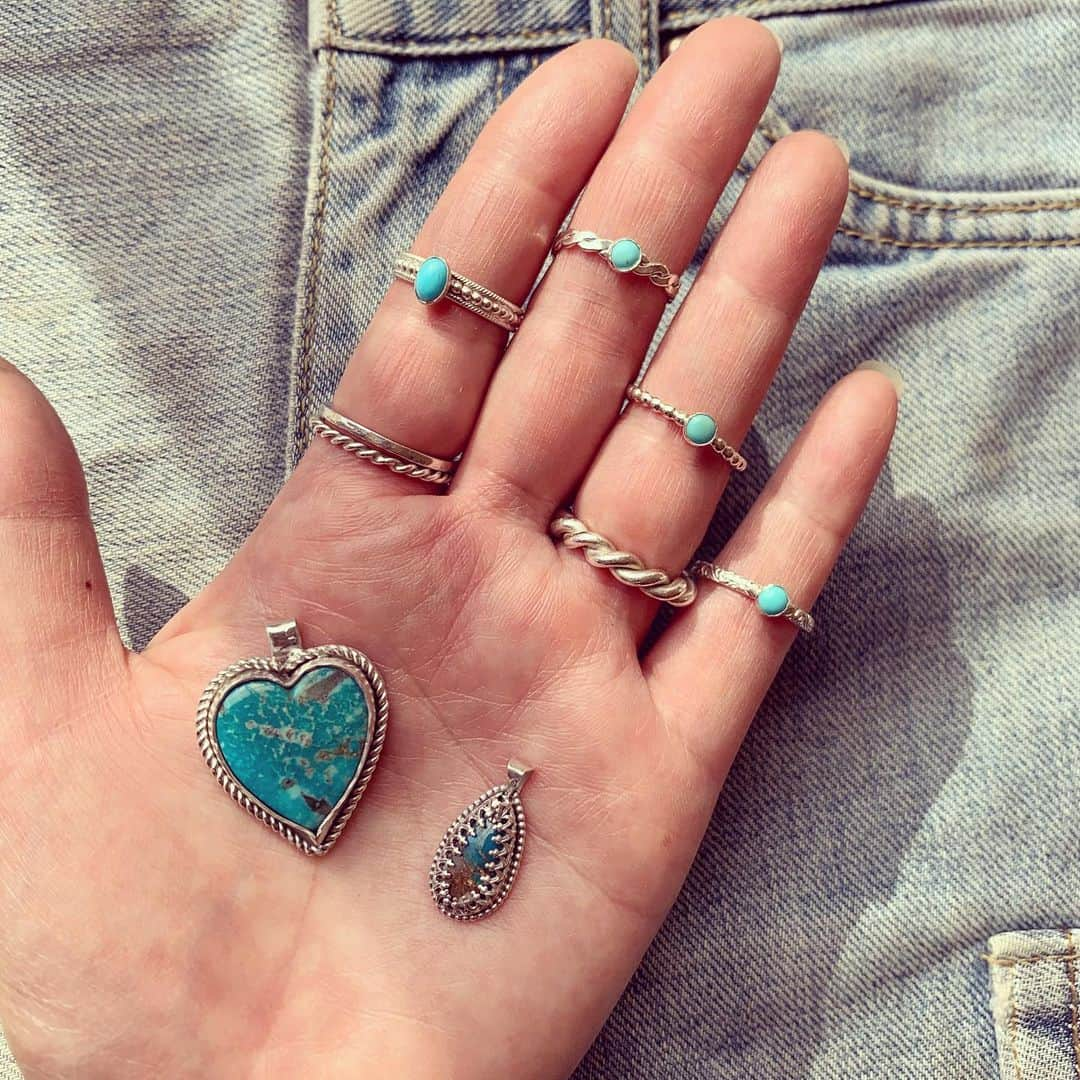 the_thebonz20さんのインスタグラム写真 - (the_thebonz20Instagram)「turquoise accessories.  重ね付けにしても可愛い細めのデザインリングにメキシコ産の本トルコ付けました。 ハートの存在感バッチリのアリゾナ産のキングマンターコイズをペンダントにしました🇺🇸 いよいよ今週末の @mybeachjp 遊びに来てくださいね💙  #コンチョリング#コンチョ#ナバホ族#インディアンジュエリー#ナバホ#ナバホジュエリー#彫金#ハンドメイド#ツイストリング#ボールリング#シルバーアクセサリー#シルバーリング#silver950#ターコイズリング#ハートターコイズ」11月15日 13時15分 - thebonz20