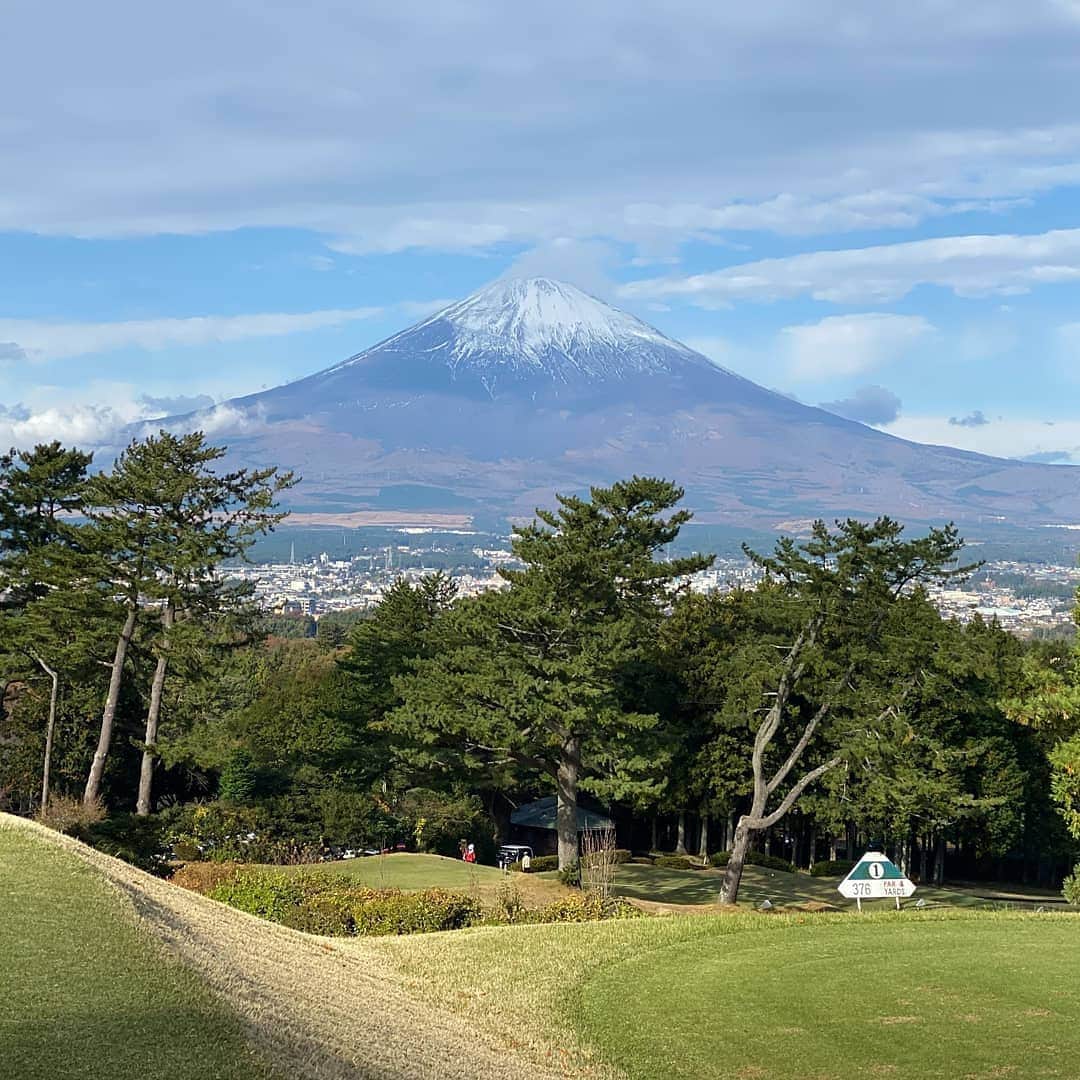 武田しのぶさんのインスタグラム写真 - (武田しのぶInstagram)「富士山を見ながら初ゴルフ✨🗻 富士はやっぱり偉大だね！日本に住みながらも見ると大きくて改めてびっくりします🧚🏼‍♂️✨ 帰っておばあちゃん宅11時間爆睡😴✨→携帯変えて→午後からお仕事です🙋‍♂❣️がんばろー！ @golftoday_birdies #golf#girlsgolf #fuji#golflove#descente #descentegolf #golfswing #golfwear」11月15日 13時14分 - shino_0217_