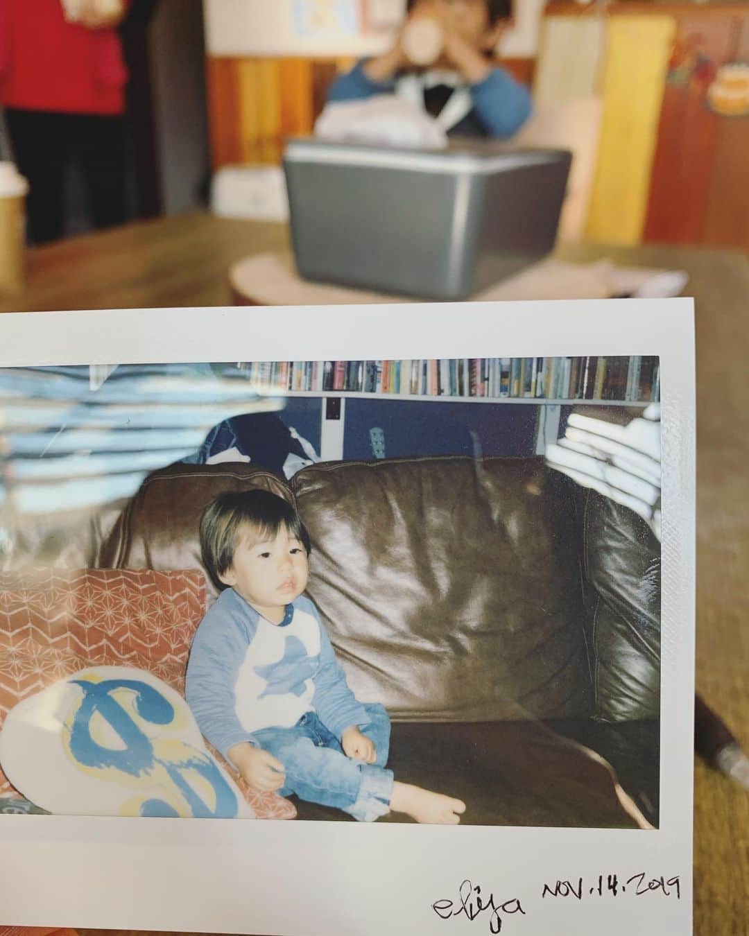 座間アキーバのインスタグラム：「Growing up fast.... last month of undisputed attention for you little man 3人家族も今月で最後」