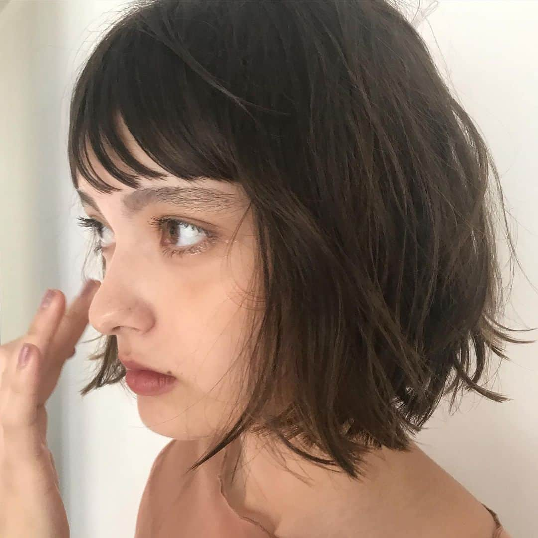 高橋忍さんのインスタグラム写真 - (高橋忍Instagram)「巻いたり跳ねたり、 パーマでいけますよ！  ブラウンカラーもいい。  #ショートヘア#ヘアスタイル#ボブ #美容師#ニュアンスボブ #ニュアンスパーマ#眉上#前髪」11月15日 13時07分 - nanuk_takahashi.buri