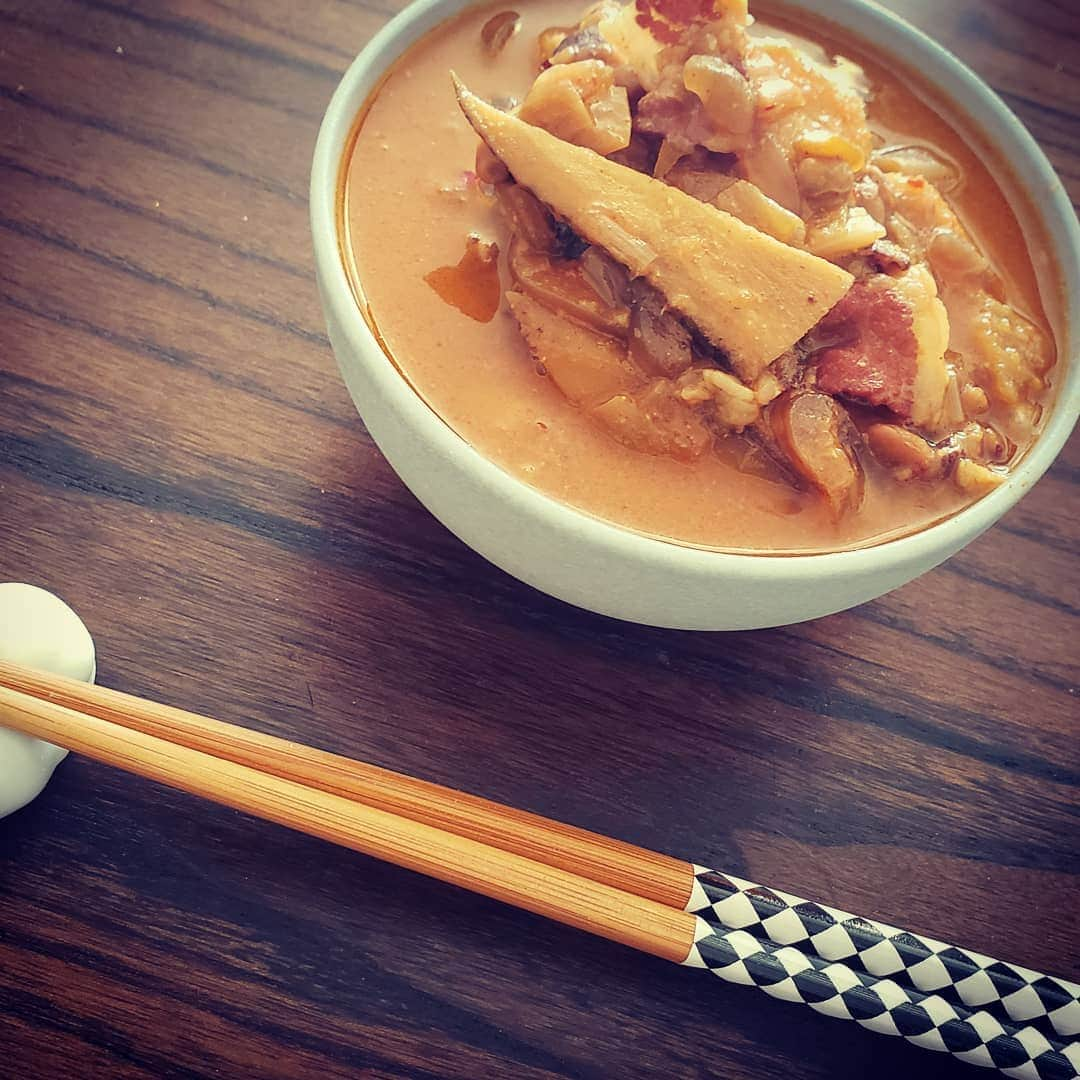 Pileさんのインスタグラム写真 - (PileInstagram)「. 具だくさん豚汁 飽きたら味噌チゲに！ キムチと納豆足してね！ この豚汁には たまねぎ、ごぼう、長芋<里芋的な役割>しょうがスライスはいっております⭐ キムチ足すだけでも 白菜、しょうが、にんじん、にら、にんにくなどたくさんの野菜をとれるから さらに体によい感じね😚 お味噌や納豆の発酵食品を使った温かいものが1食めだと腸活にも✌️ #ぱいるめし 　#cookstagram」11月15日 13時12分 - pi_channnn52