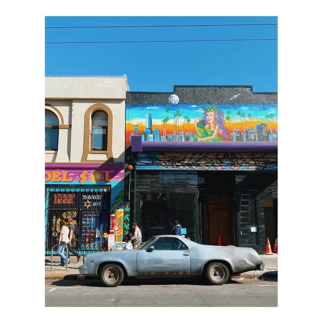 Melissa Santiagoのインスタグラム：「I’ve never noticed the mural above the dispensary. It’s so perfect. #AutosOfTheMission」