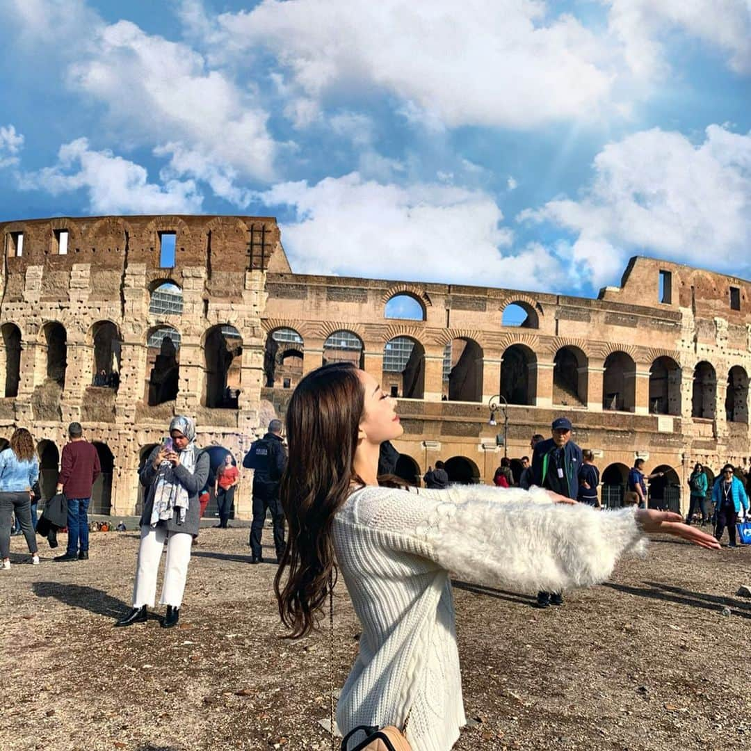 伊東亜梨沙さんのインスタグラム写真 - (伊東亜梨沙Instagram)「Colosseo🤼‍♀️🔥 あまりの圧巻ぶりに興奮しすぎて咄嗟に出たポーズww . . #italy #roma #ローマ #ローマ旅行 #イタリア旅行 #イタリア #海外旅行 #ありさtravel #trip #travel #タビジョ #🇮🇹 #ヨーロッパ旅行 #ヨーロッパ #ヨーロッパ旅 #colosseo #コロッセオ」11月15日 13時23分 - arisa__917m