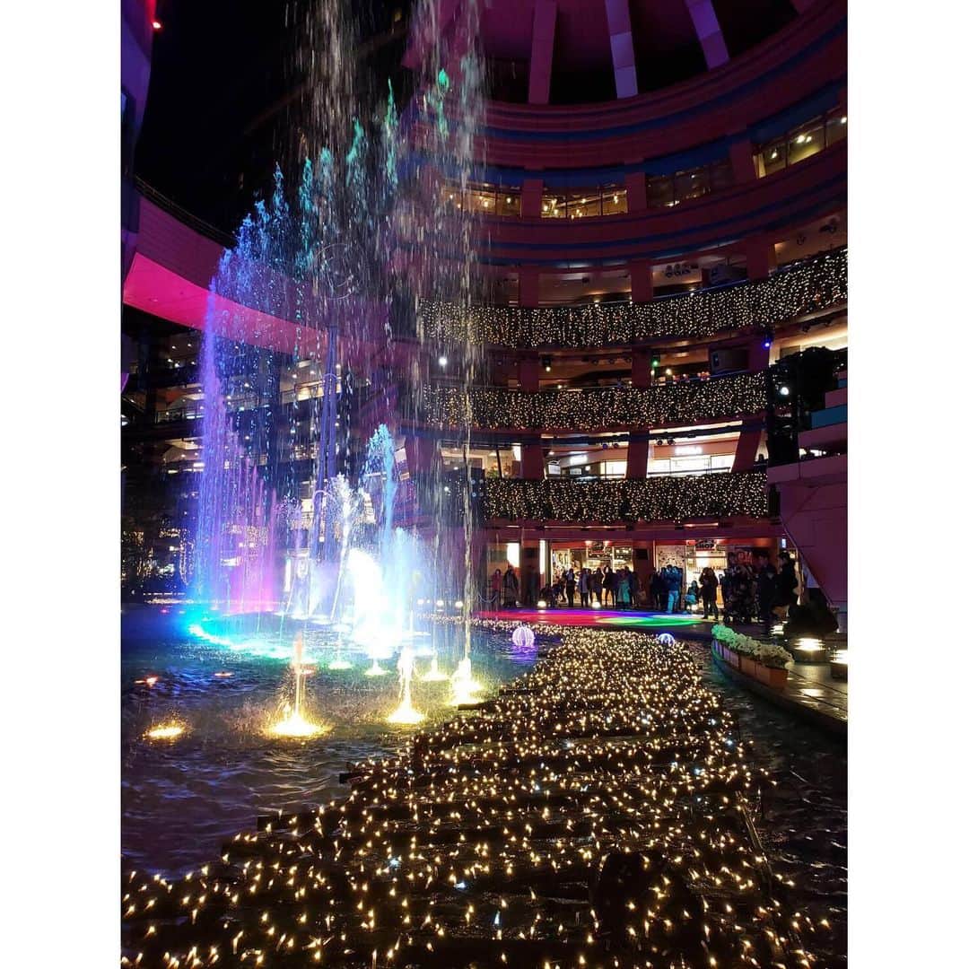 のインスタグラム：「🎄本日イルミネーション点灯します！🌟 ・ 本日19時にいよいよキャナルのイルミネーションが点灯します🤗スペシャルゲストを迎え、点灯式を開催！視界180度に広がるイルミネーションが一斉にともる瞬間を、ぜひご覧ください！ ・ ほかにも🎅サンタも登場する!?クリスマスパノラマや、今年初のフォトスポット「光の翼」が登場するなど、クリスマスを盛り上げるイベントをたくさんご用意しています！ 皆様のご来場お待ちしております✨ ・ 🎄詳しくはこちら>>>https://canalcity-illumination.com/ 🎄点灯式についてはコチラ>>>https://canalcity.co.jp/news/event/1731  #fukuoka #hakata #tenjin #福岡 #博多 #天神 #canalcity #キャナル #キャナルシティ博多 #イベント #イルミネーション #光 #ファミリー #家族 #週末 #インスタ映えスポット #instagood #illumination #観光 #美しい #写真 #カップル #イルミネーション」