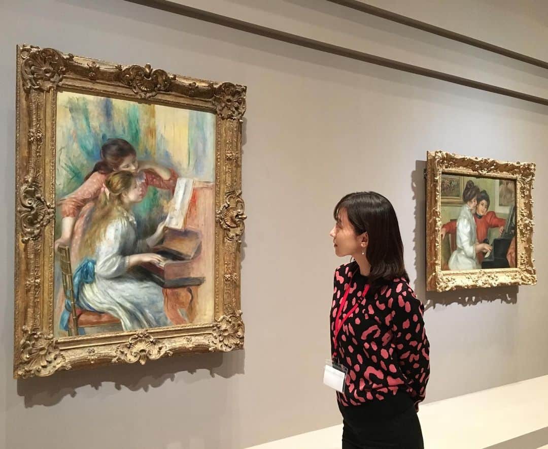 小橋めぐみのインスタグラム：「横浜美術館で開催中の、 「オランジュリー美術館コレクション ルノワールとパリに恋した12人の画家たち」へ。 オランジュリー美術館の「オランジュリー」とは、オレンジ🍊 美術館の建物は、オレンジ温室を改装したものだそう。 「人生には不愉快な事柄が多い。だからこれ以上、不愉快なものを作る必要はない」by ルノワール  音声ガイドから流れるドビュッシーの「夢」を聴きながら、ルノワールが描いた幸福な風景を眺める。 悲しいことや、不愉快なことがあったからこそ描ける幸福。 歳を重ねるごとにルノワールを好きになるのは、幸福の向こうも知っているからなのかもしれない🌈 ・ ・ ✒️横浜美術館開館30周年記念 オランジュリー美術館コレクション ルノワールとパリに恋した12人の画家たち ✒️2020年1月13日まで開催中 #ルノワールと12人展 ＊主催者の許可を得て撮影しています」