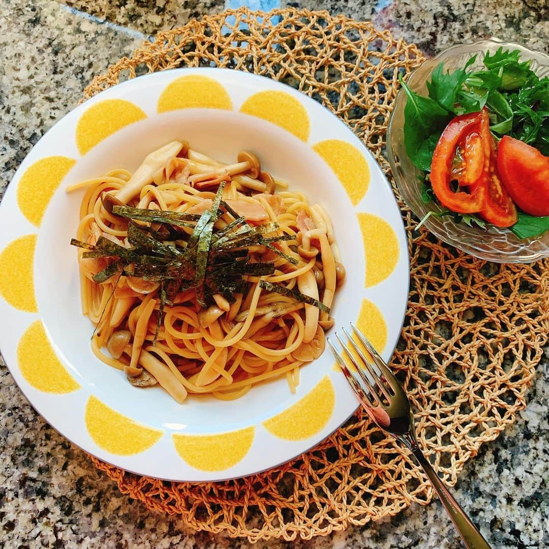 多岐川華子さんのインスタグラム写真 - (多岐川華子Instagram)「きのこベーコンパスタ🍝ぶなしめじ、いろんな栄養素が入ってるよ。 . 強い骨を維持する為に必要なビタミンDも🧡 鮭やマグロ、鯖にたくさん含まれているけど、きのこにも入ってるので毎日コツコツ摂取✨ 風邪もひきにくくなります🙆‍♀️🙆‍♀️ . +きのこパスタ（しめじ、舞茸、ベーコン） +サラダ（ベビーリーフ、トマト） . . #lunch#home#food#instafood#foodstagram#昼ごはん#ランチ#おうちごはん#パスタランチ#パスタ#しめじ#きのこ#栄養#健康食#ビタミンd#綺麗は内側から#食の大切さ#健康#美容#美容飯#はなこ飯」11月15日 13時26分 - hanako__official