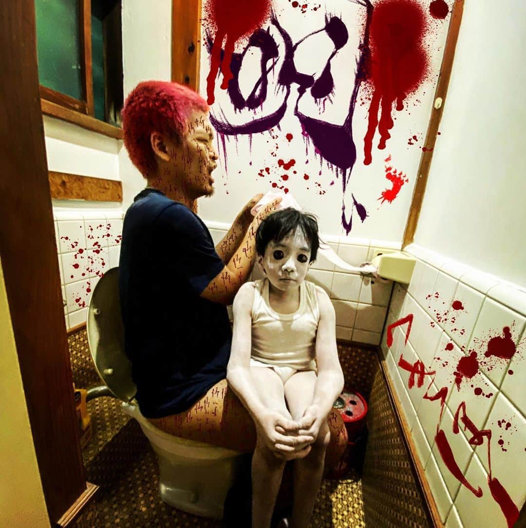 へきほーのインスタグラム：「「呪い」  #めっちゃ腹痛いの妖怪のせいなのです #トイレのにしくん #動画もアップされてるから見てね #インスタ書道 #上手に書けたよ」