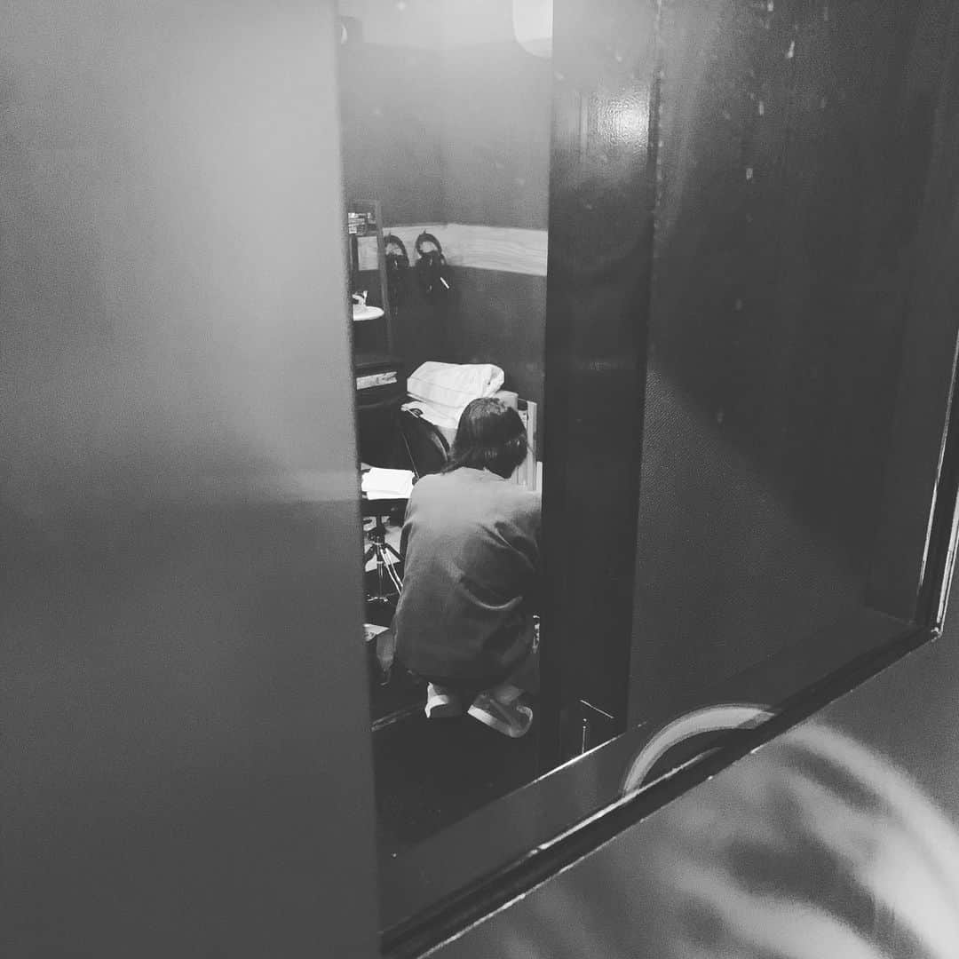 安野勇太さんのインスタグラム写真 - (安野勇太Instagram)「レコーディング6日目。DAY6。やっぱドーナツにはコーヒーだよね🍩とゆうことで声出しすると言ってこの形で小一時間固まってますが本日はコーラス録りです。スタジオに貼ってあるポスターのスガをじっと見てるとスガに見えなくなってきますね不思議。 #HAWAIIAN6 #HW6_TBIR #SUGA2019」11月15日 13時37分 - yasuno_no5