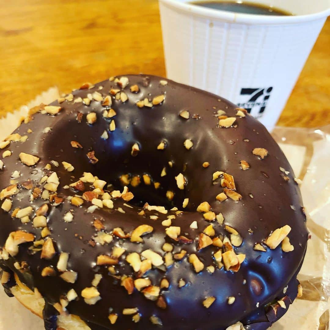 安野勇太のインスタグラム：「レコーディング6日目。DAY6。やっぱドーナツにはコーヒーだよね🍩とゆうことで声出しすると言ってこの形で小一時間固まってますが本日はコーラス録りです。スタジオに貼ってあるポスターのスガをじっと見てるとスガに見えなくなってきますね不思議。 #HAWAIIAN6 #HW6_TBIR #SUGA2019」