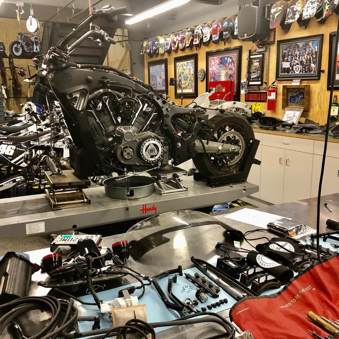 ケアリー・ハートさんのインスタグラム写真 - (ケアリー・ハートInstagram)「Late night shop session. Can’t wait to start assembling my @indianmotorcycle #Challenger」11月15日 13時38分 - hartluck