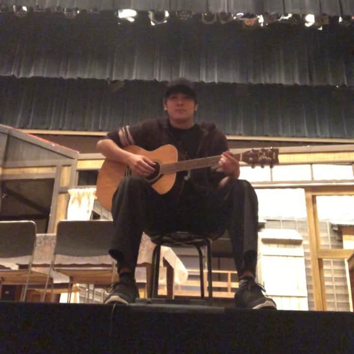 冨森ジャスティンのインスタグラム：「東京3公演目！ 今日は寒いので冬っぽい曲をお届け！ 途中までしかないけど！ 寒さに負けるな！ アフタートーク出るのでお楽しみに☺️ #タクフェス #流れ星 #スノースマイル」