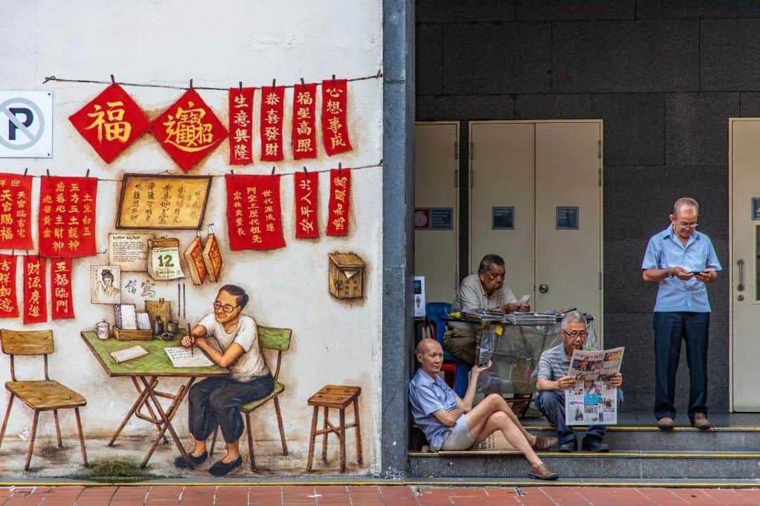 Canon Asiaのインスタグラム：「Mark shares that he is always fascinated with the daily life of a place, prompting him to take this shot in Singapore’s Chinatown. The EOS R’s quick ⚡ AF along with his patience in waiting for the perfect moment helped him get this shot. . Learn more about Mark’s photography journey with Canon ✨, link in bio! . 📷 Image by Mark Anthony Lim (@maplrn) shot using the Canon EOS R | Canon RF 24-105mm f/4L IS USM | f/4 | 1/40s | ISO 100 | 105mm  Want your photos to be featured too? Tag them with #canonasia or submit them on My Canon Story, link in bio!  #canonasia #photography #streetphotography #chinatown #singapore #eosr」