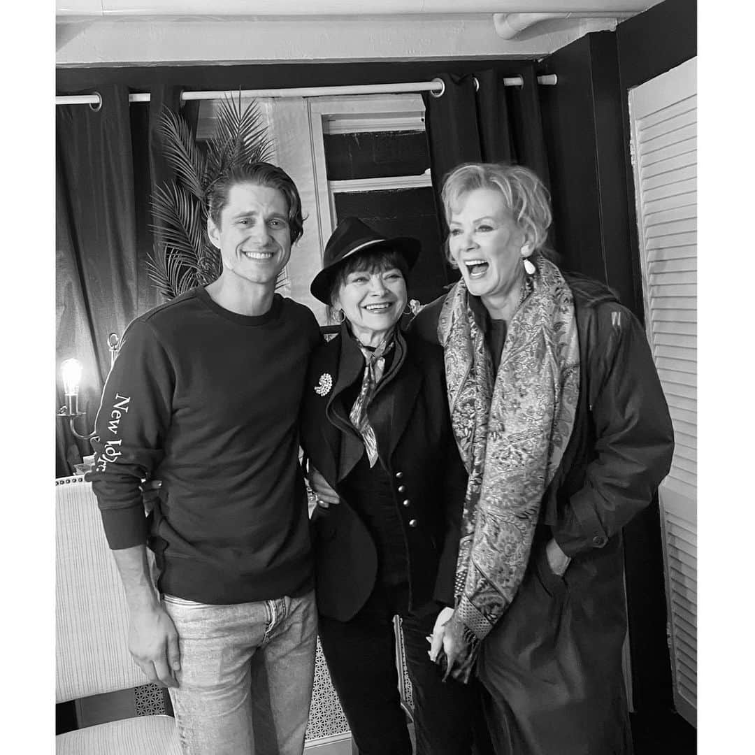 アーロン・トヴェイトのインスタグラム：「I was very lucky to have some very special visitors tonight - Linda Hart and Jean Smart, talking about sharing a dressing room at Promises, Promises.  And me trying to keep it together.  #lindahart #jeansmart #catchmeifyoucan」
