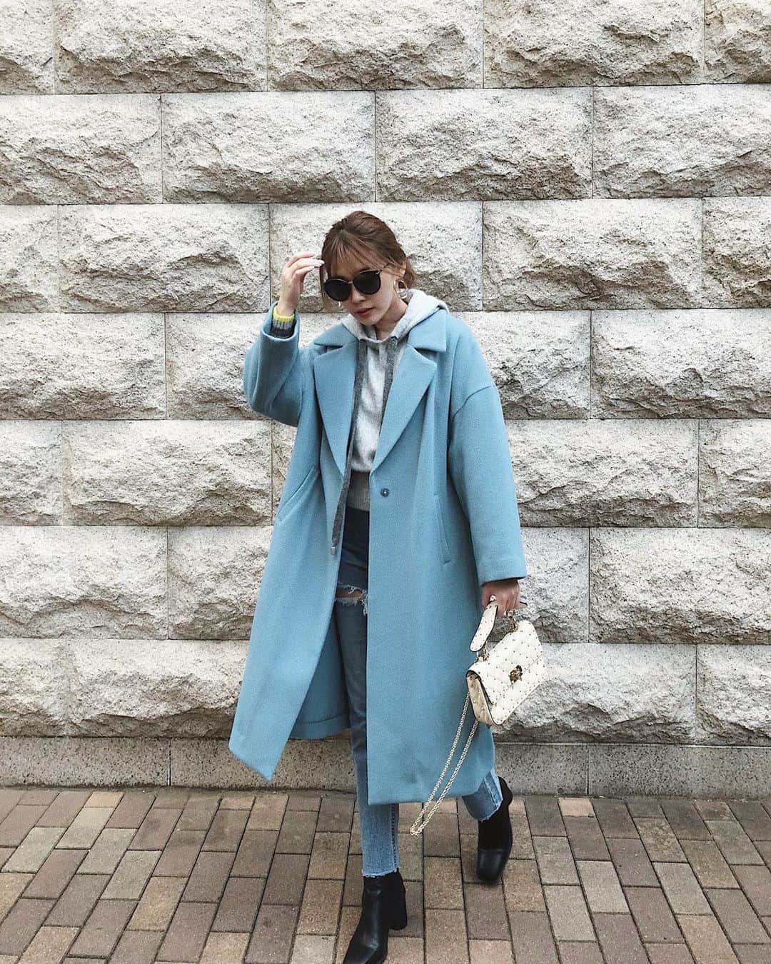 藤川沙弥さんのインスタグラム写真 - (藤川沙弥Instagram)「𓂃𓇢﻿ ﻿ 寒すぎてコートおろしました🥶﻿ ﻿ 昔持ってたブルーのカラーコートが﻿ かなり使えたので今年は新調🧵💙﻿ ﻿ @mews_official_jp でget🧥﻿ アウターって軽さと暖かさが本当大事。🥺﻿ 形も綺麗だから長く着れそう💙﻿ ﻿ ﻿ ﻿ #MEWSREFINEDCLOTHES﻿ #ミューズootd﻿ #ノーカラーコート﻿ #カラーコート﻿ #ウールコート﻿ #コートコーデ」11月15日 13時55分 - s_a_y_a_p_i