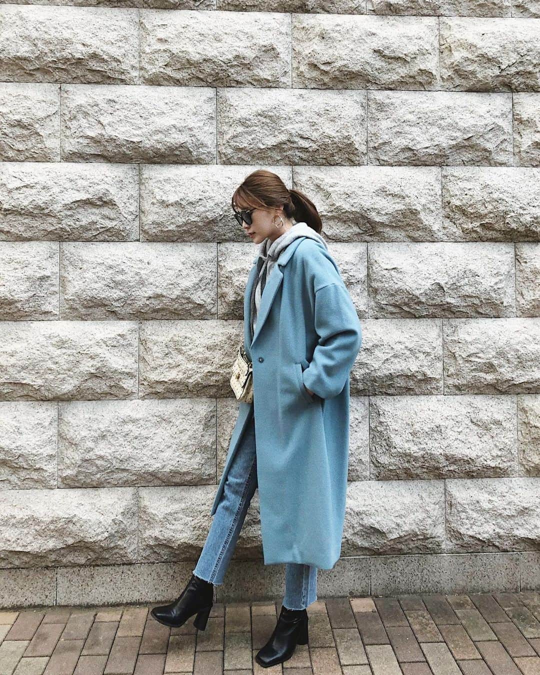 藤川沙弥さんのインスタグラム写真 - (藤川沙弥Instagram)「𓂃𓇢﻿ ﻿ 寒すぎてコートおろしました🥶﻿ ﻿ 昔持ってたブルーのカラーコートが﻿ かなり使えたので今年は新調🧵💙﻿ ﻿ @mews_official_jp でget🧥﻿ アウターって軽さと暖かさが本当大事。🥺﻿ 形も綺麗だから長く着れそう💙﻿ ﻿ ﻿ ﻿ #MEWSREFINEDCLOTHES﻿ #ミューズootd﻿ #ノーカラーコート﻿ #カラーコート﻿ #ウールコート﻿ #コートコーデ」11月15日 13時55分 - s_a_y_a_p_i