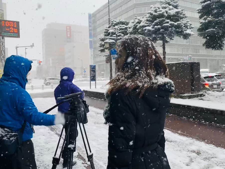 小澤陽子さんのインスタグラム写真 - (小澤陽子Instagram)「𝚊𝚝 𝚠𝚘𝚛𝚔☻  気温は、−3.5℃、氷点下！(写真より更に下がった…) 昨日の朝から、北海道に来ています。 お天気が大荒れ、今季初の雪の降り方となっている北海道。  昨日は、強風が吹き荒れる　留萌(るもい)から 中継でお伝えしましたが、今日は旭川から、中継でお伝えする予定です❄️ . . #夕方のニュース　は #ライブニュースイット  #LiveNewsit! @livenews_it  #16時50分〜 #頭に雪が積もります ※地域によって時間は異なります」11月15日 13時56分 - yoko.ozawa729
