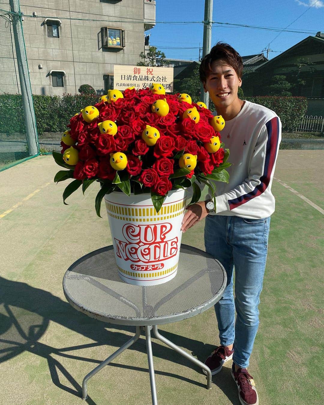 綿貫陽介のインスタグラム：「日清様から優勝お祝いで素敵なお花を頂きました😍 いつも本当にありがとうございます！ もっと大きな大会で結果が残せるよう頑張ります😄」