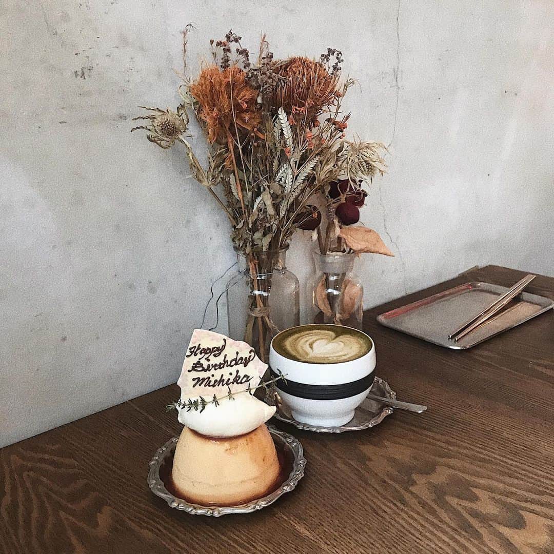 のインスタグラム：「学芸大のおしゃれカフェA WORKS ( @gakudai.aworks )でお誕生日お祝いしてもらったときの🍮🎉めちゃめちゃ食べたかったチーズプリンに可愛いバースデープレートそして紅茶とアップルのケーキまで😍ありがとう♥️ _ _ _ #東京カフェ #学芸大学 #学芸大学カフェ #カフェ巡り #カフェ活 #tokyocafe #도쿄카페 #카페스타그램 #カフェスタグラム #michikafoodjp #カフェさんぽ #cafe #いいね返し #韓国好きな人と繋がりたい #도쿄일상 #tokyo #東京 #tokyolife #japan #gakugeidaigaku #가쿠게이다이가쿠카페 #도쿄여행 #일본여행 #東京美食」