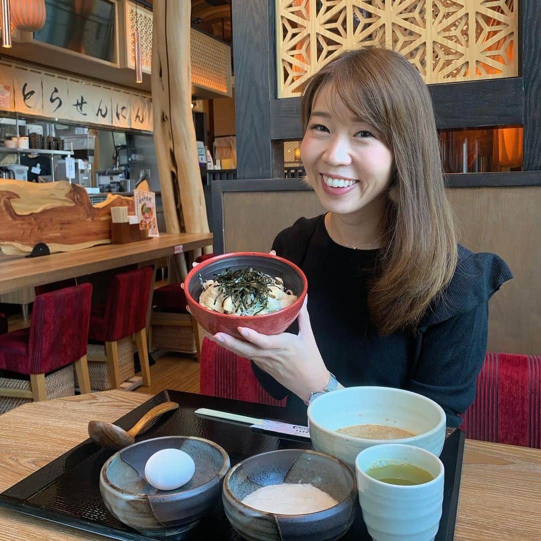 のインスタグラム：「.﻿ 蕎麦ランチ🥢﻿とらせんにんで 十割蕎麦😊﻿ ﻿ ﻿ みなさんご存知の通り﻿ ＊十割そば＊﻿ つなぎを使わずそば粉だけで作ったお蕎麦🥢✨﻿ ﻿ ﻿ 厳選した蕎麦の実を丸ごと粉にして使用してるそう🙆‍♀️﻿ それに全メニューグルテンフリー✨﻿ ﻿ グルテンフリーの良さは﻿ アレルギー体質の方はもちろん﻿ ✔️不規則な生活習慣﻿ ✔️ストレス﻿ ✔️不摂生なサイクル﻿ 忙しい毎日を過ごすみんなに優しい食事方法🌟﻿ ﻿ ﻿ 私は名物のつけそばに﻿ たかよちゃんはせいろ蕎麦🥢﻿ ﻿ ﻿ つけそばはとろろを入れて絡めながらあっさり❤️﻿ 卵も途中で入れて味変楽しんだ👍﻿ お蕎麦はカロリーも低いからいいよね﻿ ﻿ ﻿ ﻿ たかよちゃんとあっという間の時間💕﻿ ありがとう😚﻿ #家が近いとすぐ会えて嬉しい﻿ #たくさん食べたらまた走ろう﻿ ﻿ ---------------------------------------﻿ 🚃 #桜木町 #みなとみらい﻿ 👟 徒歩5分﻿ 横浜市西区みなとみらい3丁目6-1 ﻿ みなとみらいセンタービル 3F ﻿ ↑mark isの隣のビル🏢﻿ 🥢 #とらせんにん @trasennin﻿ ---------------------------------------﻿ #十割蕎麦 #グルテンフリー #ダイエット ﻿ #蕎麦 #デカ盛り #みなとみらいグルメ #diet」