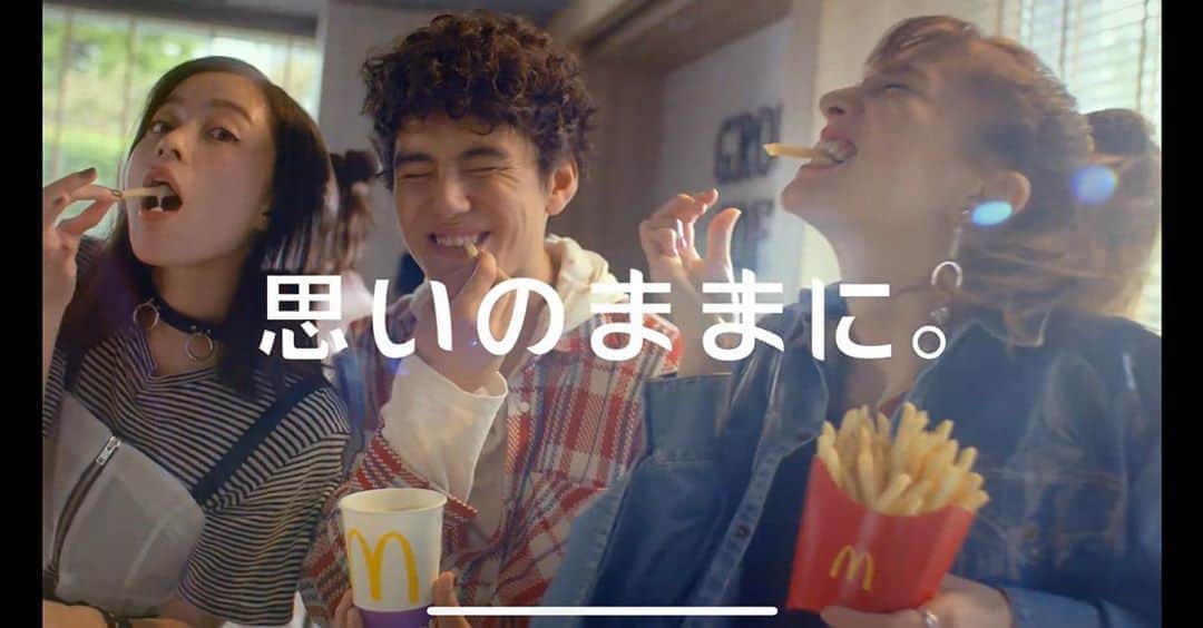 高野海琉のインスタグラム：「髪の毛もじゃもじゃ🤯  ポテトを食べてますっ またまたきましたポテト全サイズ150円。 買うしかないね。  #マクドナルド #cm」