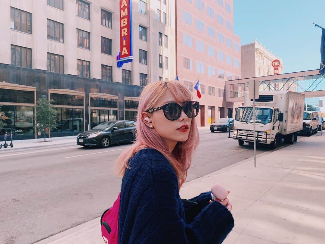 SHIZUKAのインスタグラム：「. I miss the weather I don’t need a jacket... . もうダラスは真冬だよ〜毎日氷点下！ . . そしてこのワイヤレスイヤホンは @sudio のだよ〜 他の色も可愛いからチェックしてみてね！今ならキャンペーンもやってるみたい！ 15％ off coupon code( 15_shizuka ) . . #sudio #sudiomoments #PR」