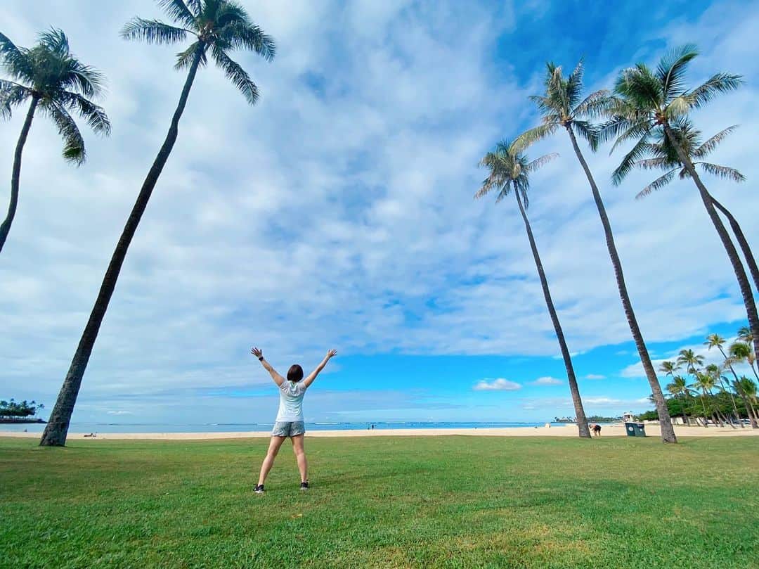 興梠友理のインスタグラム：「Oahu, Hawaii - Nov. 2019 ・ 急遽決めた4泊6日のハワイ一人旅🌴 ・ 去年の12月に膝のゲガをしてからいろんなことを乗り越えてきた今までの自分へのご褒美旅✨ ・ 南国のおおらかな雰囲気に癒されていいリフレッシュになりました♪ #毎日1万歩以上歩いたし ・ まだ乗り越えることはたくさんあるけれど、これでまた頑張れそう😤 ・ 次は一年以内にまた行きたいなー😋 #唯一の心残りは天気が良すぎて虹が見れなかったこと ・ 【1】アラモアナビーチパーク 【2,3】シェラトンワイキキのロビー付近にあるステキな椅子(隣のホテルだからでよく通り抜けてたw) 【4】カラカウア通り沿いのどこかwww 【5】MELEKALIKIMAKA(ハワイ語でメリークリスマス) 【6】MAHALO(ハワイ語でありがとう) 【7】夜のロイヤルハワイアンホテルのガーデン側 【8,9】いつまでも見てられるワイキキの海(朝イチは人少なめ) ・ #ろぎ子のハワイ旅  #ハワイ #ワイキキ #オアフ #ワイキキビーチ #アラモアナビーチパーク #hawaii #waikiki #oahu #waikikibeach #alamoanabeachpark」