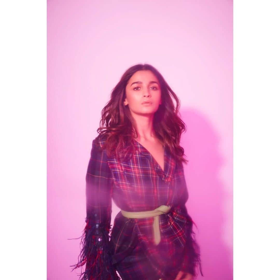 アリア・バットのインスタグラム：「💜」