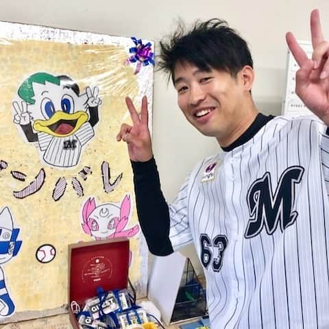 千葉ロッテマリーンズさんのインスタグラム写真 - (千葉ロッテマリーンズInstagram)「照れ屋でもマウンド度胸は凄い種市センパイ！ #千葉ロッテマリーンズ #chibalotte #鴨川秋季キャンプ #種市篤暉  #✌✌ #キャンプおつかれさまシリーズ」11月15日 14時30分 - chibalotte