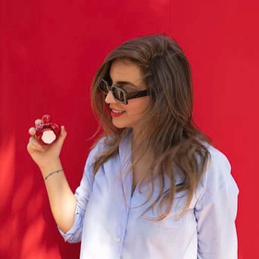 Bruna Unzuetaのインスタグラム：「Tcharammm 🍎 esse é o mais novo lançamento de @ninaricciparfums , o Nina Rouge, inspirado em uma maçã do amor caramelizada. A fragrância tem notas de framboesa, gardênia, baunilha e caramelo. #ninarouge #ninaricciparfums」