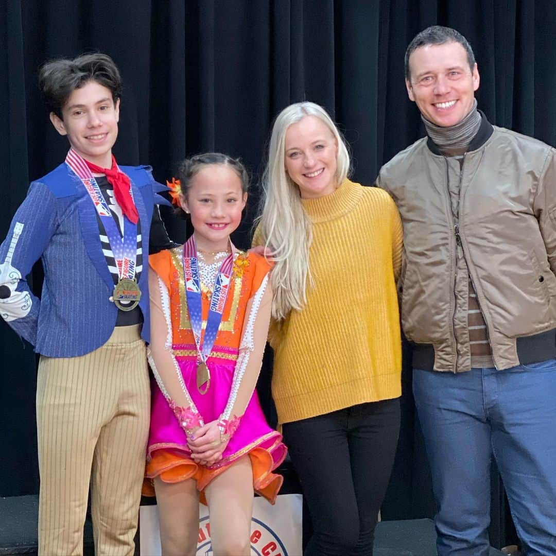 ペニー・クームズのインスタグラム：「We’ve had a great week in Hyannis at the USFSA Ice Dance Final! Well Done to all of our skaters and thank you for all of your hard work and dedication! I’m so proud of you all! You’re all my Champions!! ♥️⭐️🥳 . . . . #usfsa #dance #ice #icedance #competition #thedancefinal #hyannis #figureskating #lovemyjob #teamwork #team @n_buckland  #bronze #3rd #intermediatedance #bronzemedal #proud」