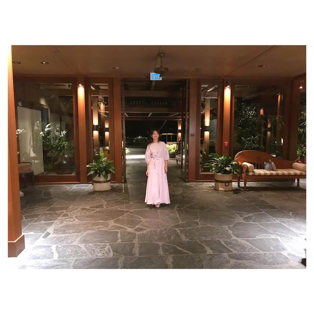 荒川れん子のインスタグラム：「at lobby in Four Seasons Resort Hualalai✨ ロビーも暗い😆 露出あげたけど、まだ暗い🤣 助かります😝 . .  #hawaii #bigisland #kona #island #islandlife #hawaiilife #hilife #night #hotel #fourseasonshotel #resort #lifeisajourney #instahawaii #hawaiistagram #lovehawaii #ハワイ #ハワイ島 #コナ #ハワイ暮らし #出張 #旅 #仕事 #ハワイ生活 #ハワイ生活 #ホテル #アナウンサー #夜 #夜のホテル #暗い #リゾート #助かります」