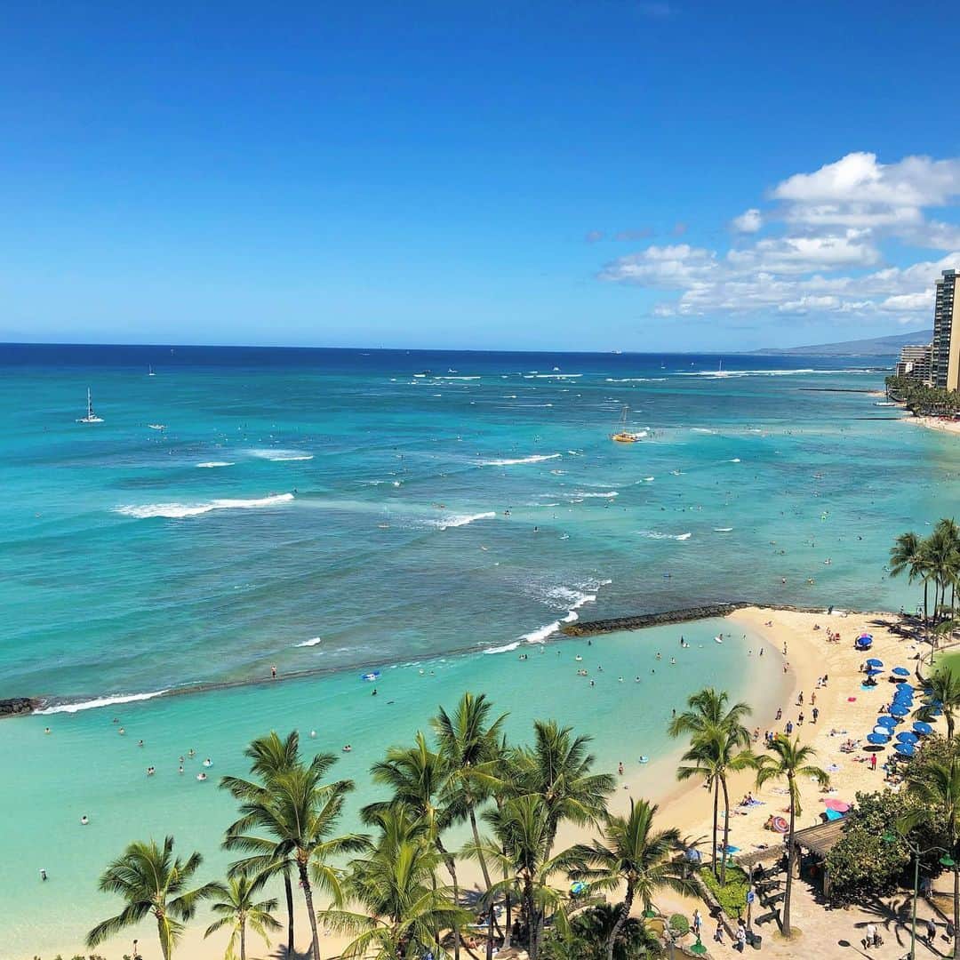 マキ・コニクソンさんのインスタグラム写真 - (マキ・コニクソンInstagram)「Good morning from Hawaii!! Happy Aloha Thursday! 😊 最近お天気が安定してるねー！夕陽も綺麗だし。😊通常11月って風が強いイメージだったけど今年はちょっと違った！今朝は余裕があるから”今日のテーマ”を考えたよ！今日は”一日一善”にしよう！一つでいいから一日に一回良い事をしたいな！簡単そうで意外に簡単じゃないんだよね。具体的にこれ！って言うのではなく自分が良いと思った事をしよう！落ちてるゴミを拾うでもいいしバギーを押してるママさんの為にドアを開けてあげたり、何でもいいんだよね！人に優しい言葉をかける事でも良しっ！自分が良い気分になる事が大切！☝🏼今日もお互い自分のモチベーションを自分でガンガン上げてハッピーな一日を過ごそうね！😊 #ハワイのおすそ分け🤙🏼 #一日一善 #今日もHAPPY DAY😊」11月15日 6時06分 - makikonikson