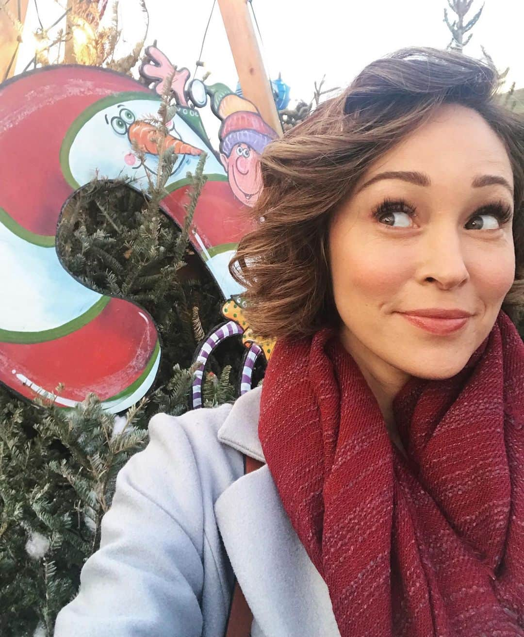 オータム・リーザーさんのインスタグラム写真 - (オータム・リーザーInstagram)「It’s beginning to look a lot like Christmas! I’m sharing holiday stories on @homeandfamilytv tomorrow morning and guest DJ-ing on @siriusxm tomorrow night with my favorite holiday tunes. 🎶 🎅🏼 🎄 And of course, #ChristmasUndertheStars premieres Saturday night on @hallmarkchannel!! ...and I’m gonna need a long winter’s nap after this week... phew! 🤪  #hallmarkchristmasmovies #candycanes #merrymerry」11月15日 6時03分 - autumn_reeser