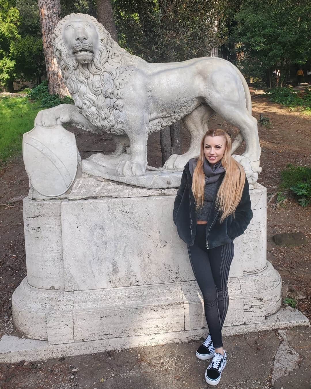 レクシー・ベルさんのインスタグラム写真 - (レクシー・ベルInstagram)「Found my sculpture!  #leo #lion #deleon #lioness」11月15日 6時10分 - omgitslexi