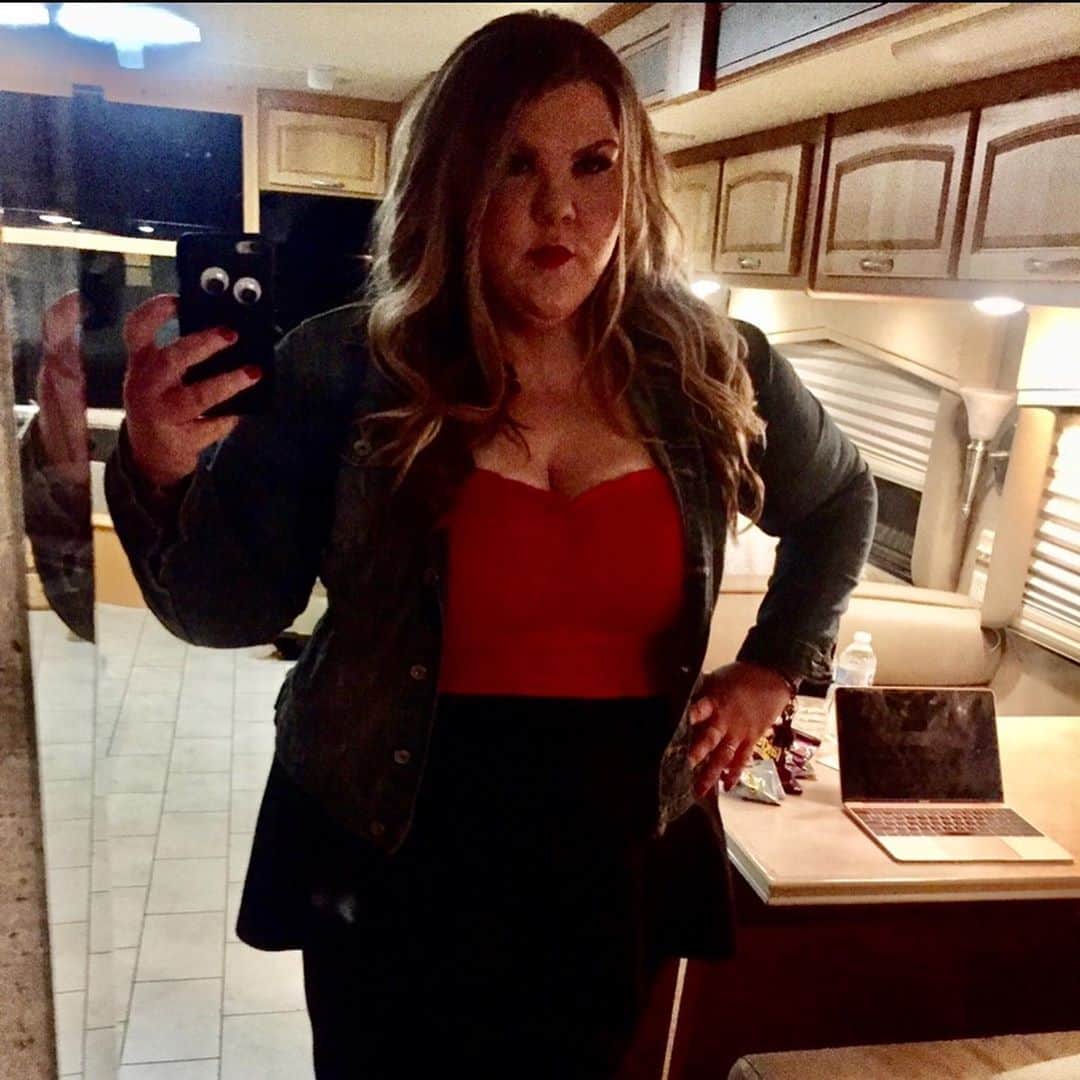 アシュリー・フィンクさんのインスタグラム写真 - (アシュリー・フィンクInstagram)「Tomorrow, we meet Cammie and her squad. 🎉@turkeybowlmovie  In select theaters and digital everywhere. 🦃🏈 #TurkeyBowlMovie」11月15日 6時33分 - axemefink