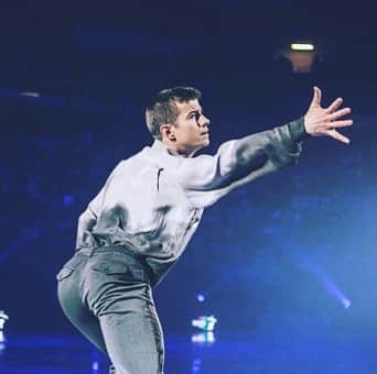 ジェフリー・バトルのインスタグラム：「Loving my time with @revolutiononice thank you #hortencio Next show in Zaragoza」