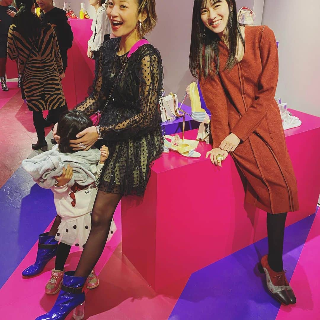 西山茉希さんのインスタグラム写真 - (西山茉希Instagram)「惚れ惚れ。 新作三昧。  @louboutinworld  色とデザインとスタッズと。 エネルギーの塊でした。  #一目惚れ #リボン付きローファー #これは選びきれない #キュン×キュン #ズキュンバキュン  あーかわい。 ちびちびさんに吐き出させてもらったもんね。  そしたらテンションあがってくれたもんね。  可愛すぎますでしょう。  #再会あり #安定あり #刺激あり  瞬発おしゃべりモンスターズの姿を添えて。 大切なのはマネージャーさんが全身をちゃんと映してくれてるとゆうこと。  #優しいです #ありがとうごじゃます  レースドット刺繍のワンピに、 ブルーブーツ×ピンクバックでファンキー仕上げに。  #バックとブーツをルブタンで #俺流コーデ #パーティ曜日  パワーゲット。 ぐんもです。」11月15日 6時30分 - maki.nshiyama50