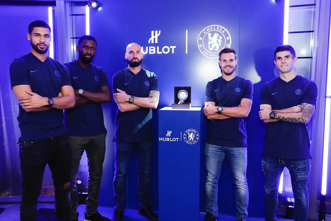 チェルシーFCさんのインスタグラム写真 - (チェルシーFCInstagram)「We’ve been celebrating our @Hublot partnership with the launch of a new Classic Fusion Chronograph Chelsea FC limited edition timepiece tonight! @cmpulisic @toniruediger @willycaba @rlc @cesarazpi #HublotLovesFootball #CFC #Chelsea」11月15日 6時36分 - chelseafc