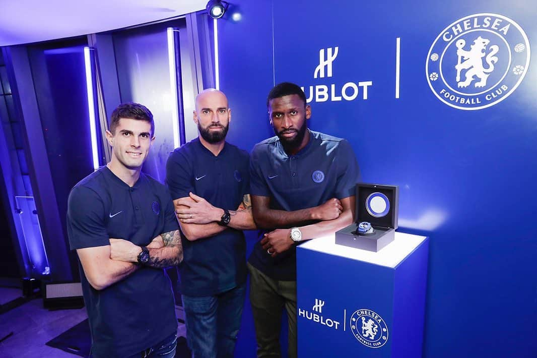 チェルシーFCさんのインスタグラム写真 - (チェルシーFCInstagram)「We’ve been celebrating our @Hublot partnership with the launch of a new Classic Fusion Chronograph Chelsea FC limited edition timepiece tonight! @cmpulisic @toniruediger @willycaba @rlc @cesarazpi #HublotLovesFootball #CFC #Chelsea」11月15日 6時36分 - chelseafc