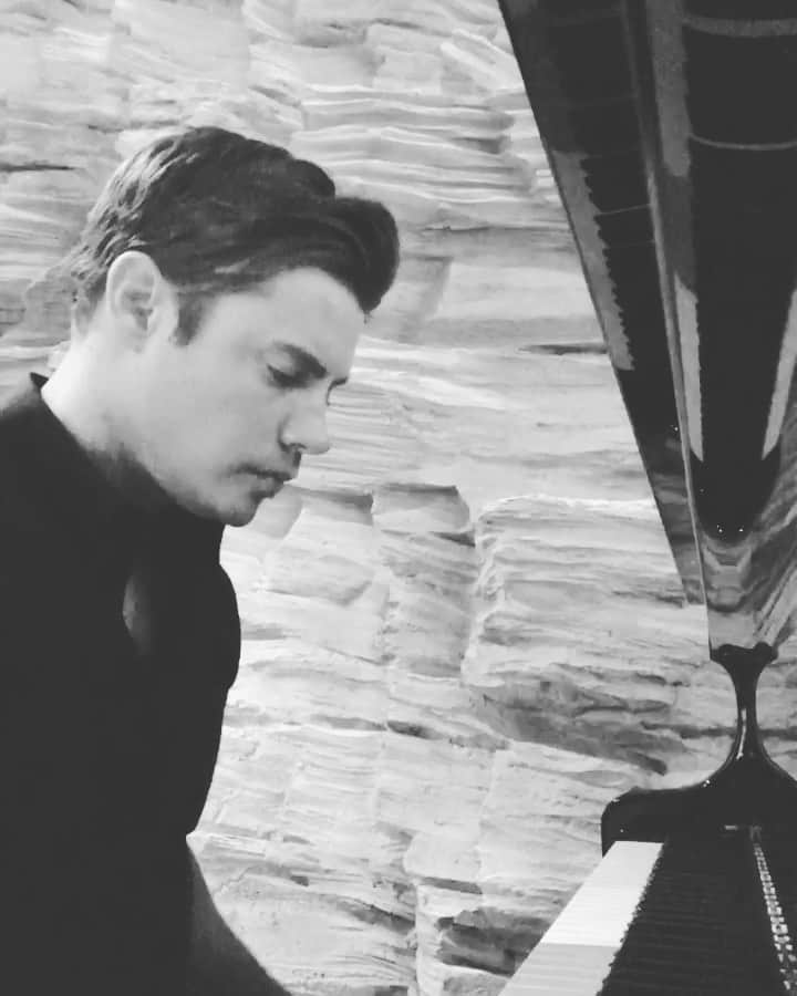 ジョッシュ・ヘンダーソンのインスタグラム：「Man I miss playin keys in Kyle West’s house... enjoy 🎹😊」